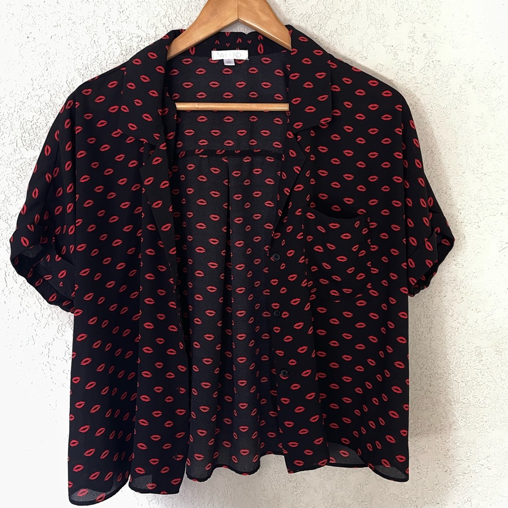 Kissy face print top